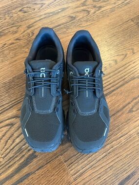 On Running Women’s Black Lace-Up Athletic Trainers